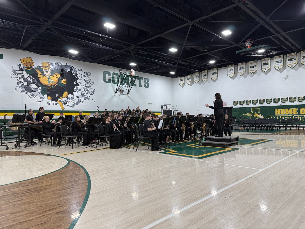 MrsKrase's tweet photo. Great job to the sixth graders band and to the Comet Jazz! https://t.co/nIFouNUihX