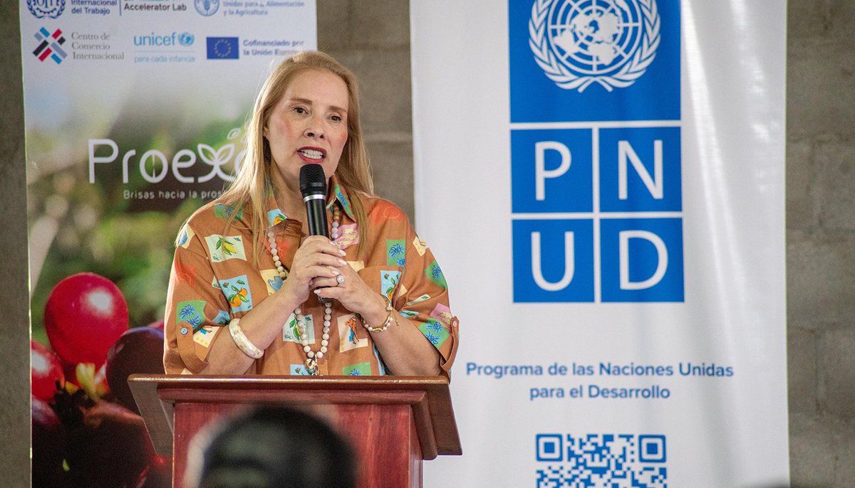 PNUDHonduras's tweet photo. ☕🇭🇳 En #Honduras, el café es identidad, trabajo y desarrollo para miles de familias.

Hoy, 16 productoras enviaron +420 sacos de #café a Alemania, evento que contó con la presencia de la Primera Dama, @lissetteasfura, quien reconoció el aporte de las mujeres al desarrollo. ✨ https://t.co/AOAROxzXyT