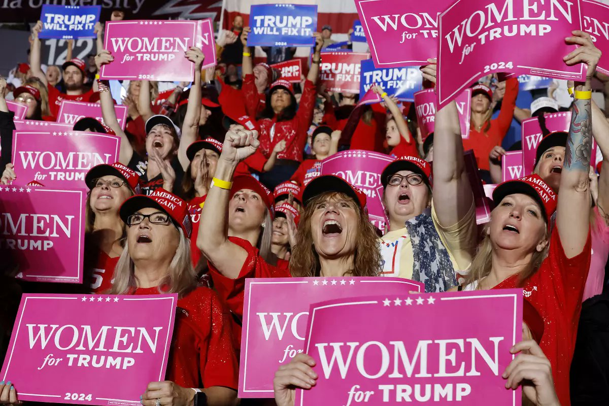 AMazzeppa's tweet photo. @TheOnlyEsta #WomenForTrump #USA 
Women without self-respect 

"Women. you have to treat them like shit"
Donald Trump 
1992 New York Magazine https://t.co/bn2ZCvc7mK
