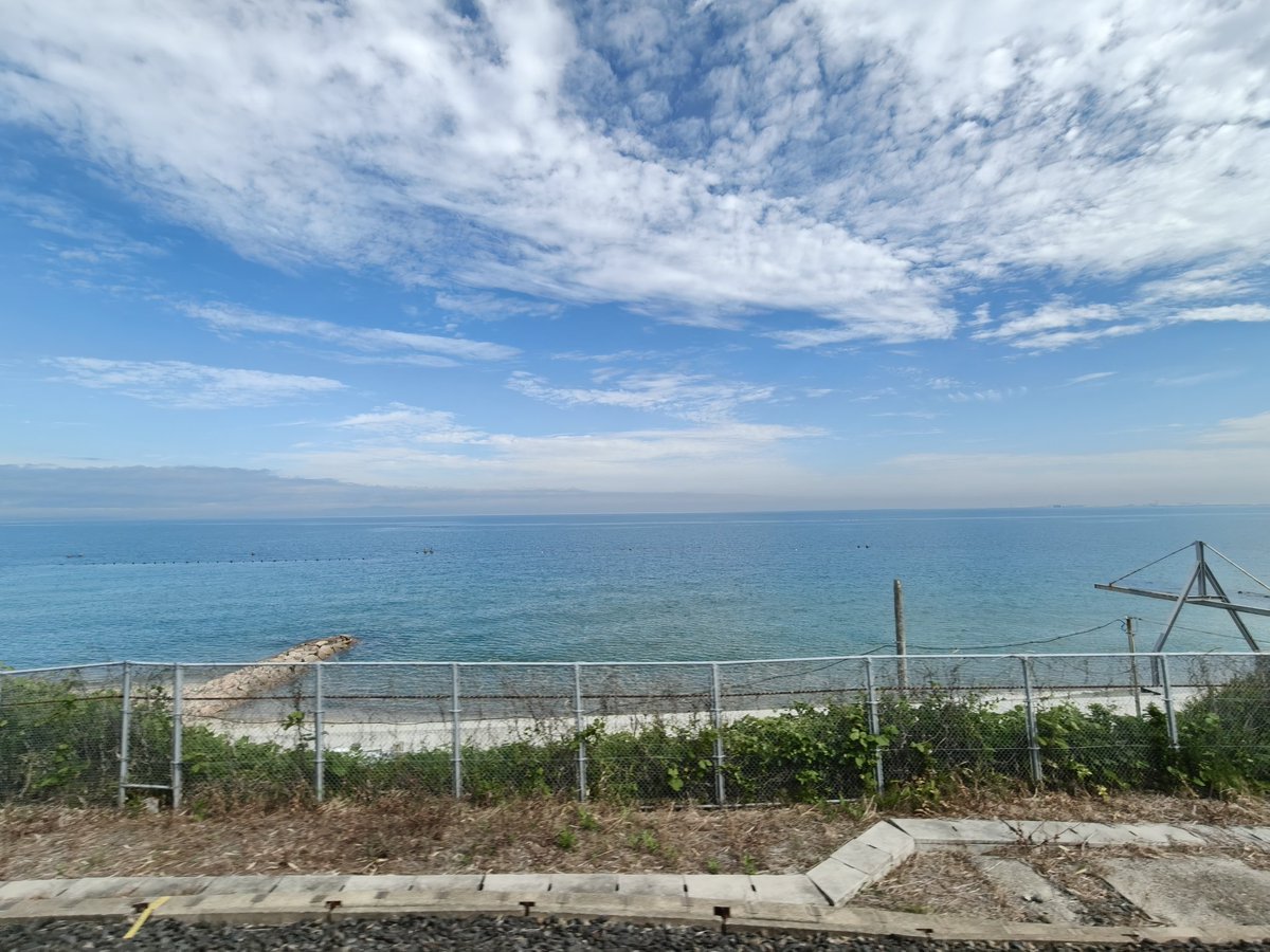 yastakun's tweet photo. #おはたく 　#起きたら802

海!
南海本線からの大阪湾。遠くに関西国際空港。 https://t.co/LocVnD4fYb