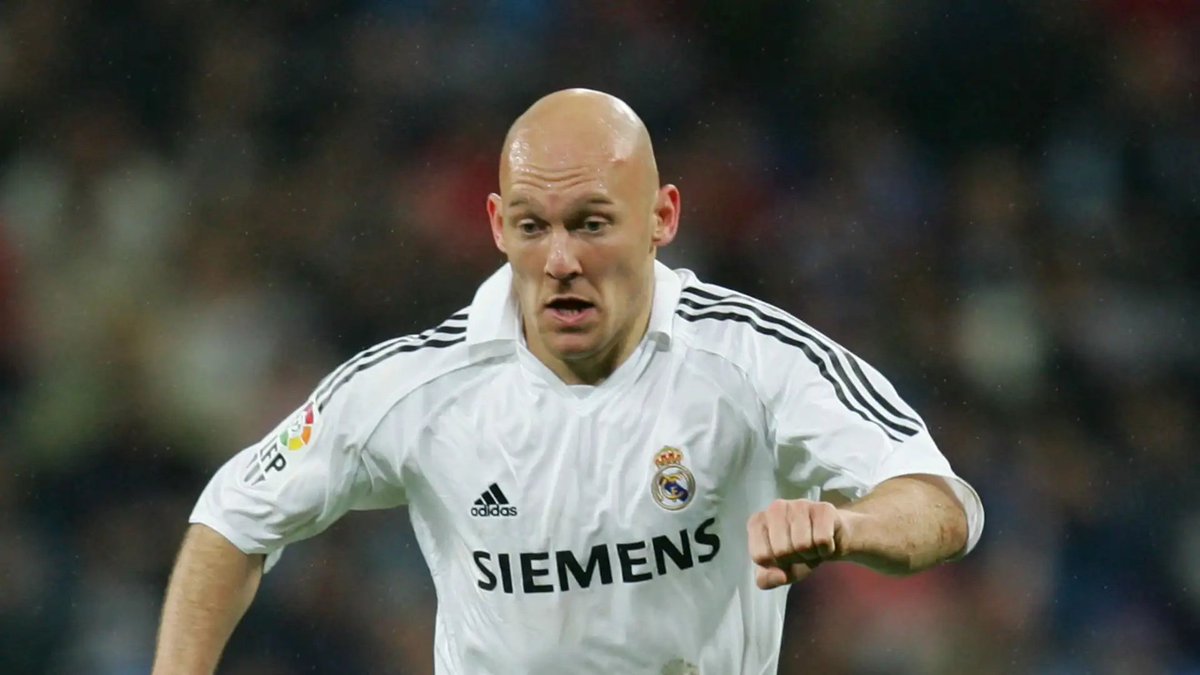 footballcritix's tweet photo. Thomas Gravesen: "Real Madrid'e transfer olduğumda soyunma odasındaki o lüks ve 'Galacticos' havası bana çok uzaktı. İlk idmanda Zidane'a o kadar sert bir müdahale yaptım ki herkes bir an donakaldı. Beckham yanıma gelip 'Thomas, o dünyanın en iyisi, dikkat etmelisin' dedi. Ona döndüm ve 'Burada herkes eşit, eğer sertlik istemiyorsa kütüphanede oynasın' dedim. O günden sonra idmanlar daha sert ama daha gerçekçi geçmeye başladı."