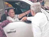 Willy_G88's tweet photo. @eveoscar AMLO trata a la gente pobre con la punta del pie.

Aaaaa, pero con la jefecita del Chapo no anduvo con medias tazas.

Donde aprieta, no chorrea. https://t.co/IDAheHGCgP