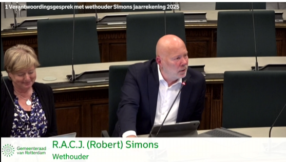 _prinsalexander's tweet photo. Heer Simons van #leefbaar_rotterdam raakt ge-irriteerd als zijn adviseur hem continu corrigeert.
De man die transparantie vanuit de gemeente propageert is vooral niet-transparant. 
Ontkennend naar gestelde vragen (overduidelijk weinig voorbereid, red.).

We gaan wollig verder: 

".. financiën is voor iedereen.. dus dat moet goed gebeuren.. "

".. uw COR commissie is niet politiek.. "  

...en dan bloemlezing belerend vanuit heer Simons hoe HIJ vindt dat de COR moet functioneren. Een commissie in verwaring met doorvragen of de wethouder meent dat risicobeheersing "geen politieke aangelegenheid is". 

De ex-wethouder maakt zinnen niet af. Haalt woorden doorelkaar. Geeft eigen definities van ratio's.

Neen wij verzinnen dit niet; kijk mee: 55 minuten (video: https://t.co/Sfky6ORV4N) 

Heer Simons valt nu heer Versnel af die eerder een verantwoording had: " .. het klopt niet wat heer Versnel zei.. " @vvdrotterdam. KIJK dit terug VVD. 

Waar kijken wij naar??

Duidelijk voer voor de studenten politicologie als voorbeeld hoe verantwoording NIET moet (red.) @BBsociaal @versbeton @openrotterdam @RTV_Rijnmond 

Hulde heer @biljoen voor het geduld.

cc @akockelkoren @d66rotterdam @DENK_Rdam010 @MinaMorkoc @Postma_Jeroen 

Bijlagen: 

https://t.co/Sfky6ORV4N