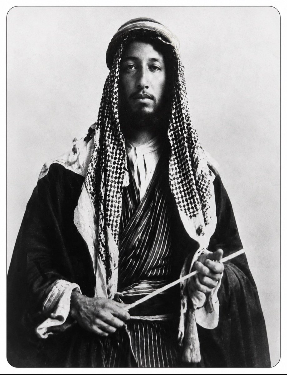 seeeeham's tweet photo. الرياض كما بدت قبل أكثر من قرن؛ صورة التقطها الرحالة جيرارد ليتشمان عام 1330هـ/1912م، تُظهر بيوت المدينة القديمة الملاصقة للسور الشمالي، شاهدةً على ملامح العمران النجدي وبساطة الحياة آنذاك.

 #تاريخ_الرياض #الرياض_قديما https://t.co/ifCq3sL3zu