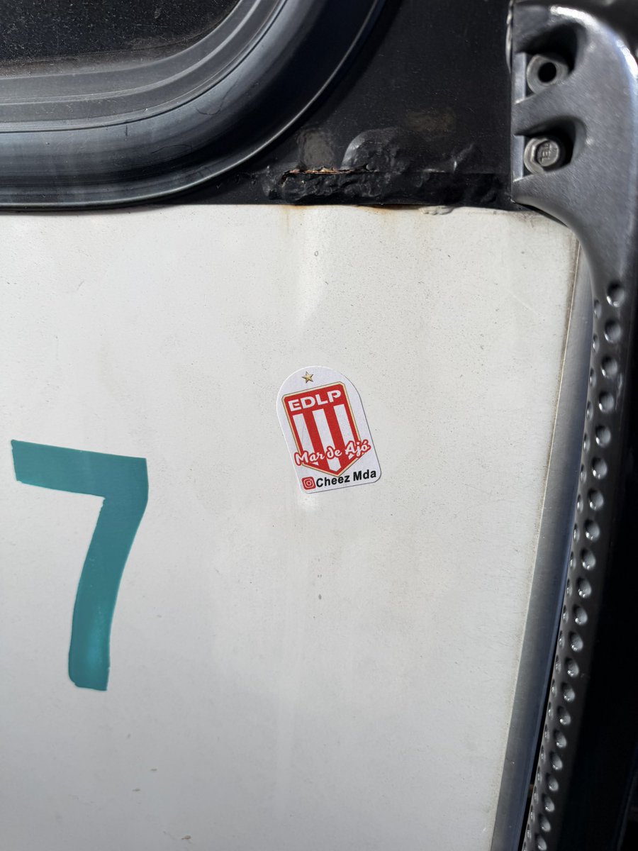 MatiasCaffe's tweet photo. #EDLO Los stickers que uno se encuentra en el micrito para subir al avión de Aeroparque. Los hinchas de Estudiantes van dejando huella. https://t.co/PMIk3iEw1l