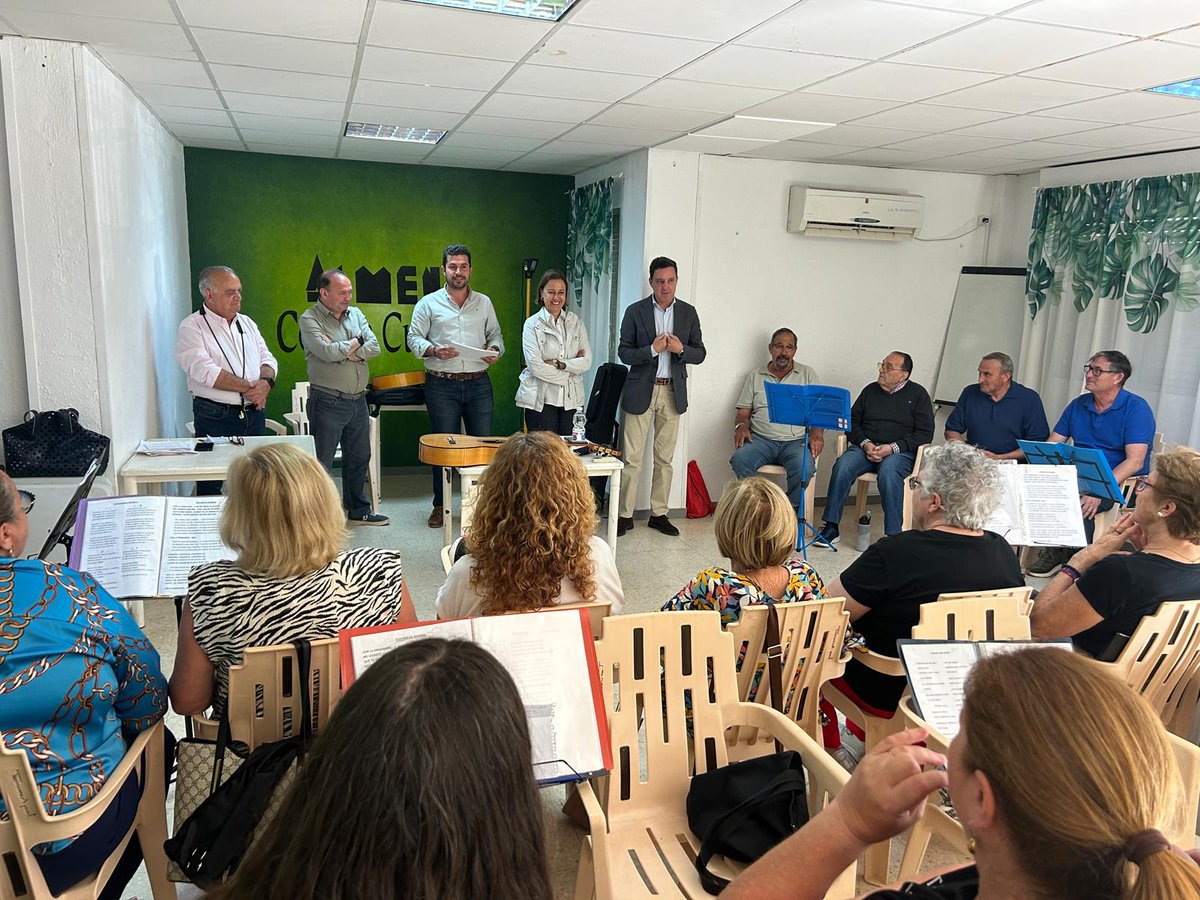 Dto_Norte's tweet photo. 🎓 Nuestro delegado @jdelarosa100 ha entregado los diplomas de los talleres socioculturales de coro rociero y campanilleros.

👏🏻Gracias a todos nuestros vecinos por hacer con vuestra participación que sea un éxito cada año.
¡Os esperamos para la clausura!

#Distritonorte https://t.co/mXAsiYAno6