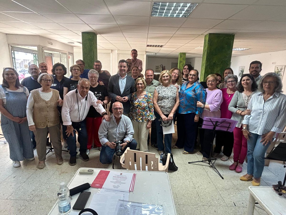 Dto_Norte's tweet photo. 🎓 Nuestro delegado @jdelarosa100 ha entregado los diplomas de los talleres socioculturales de coro rociero y campanilleros.

👏🏻Gracias a todos nuestros vecinos por hacer con vuestra participación que sea un éxito cada año.
¡Os esperamos para la clausura!

#Distritonorte https://t.co/mXAsiYAno6