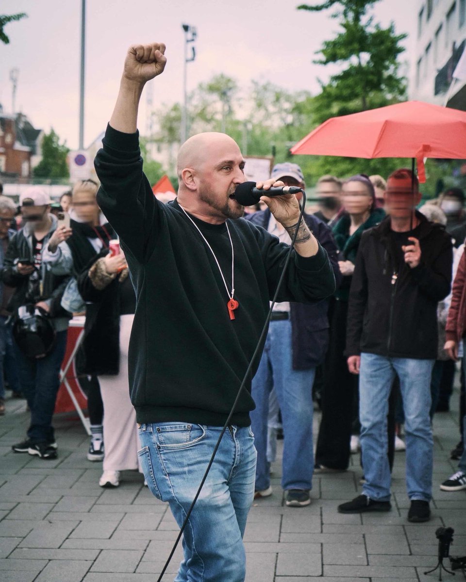 duesseldorfquer's tweet photo. lautstarken und bunten Programm begleitet durch Musik von Sirpreiss und Muzaffer Gürenc gab’s keine ruhige Minute für den traurigen Haufen der es nach dem Spaziergang noch bis nach Bilk geschafft hat. (6/6) #dus1805 #fckafd https://t.co/Ep2Ak38AQ5