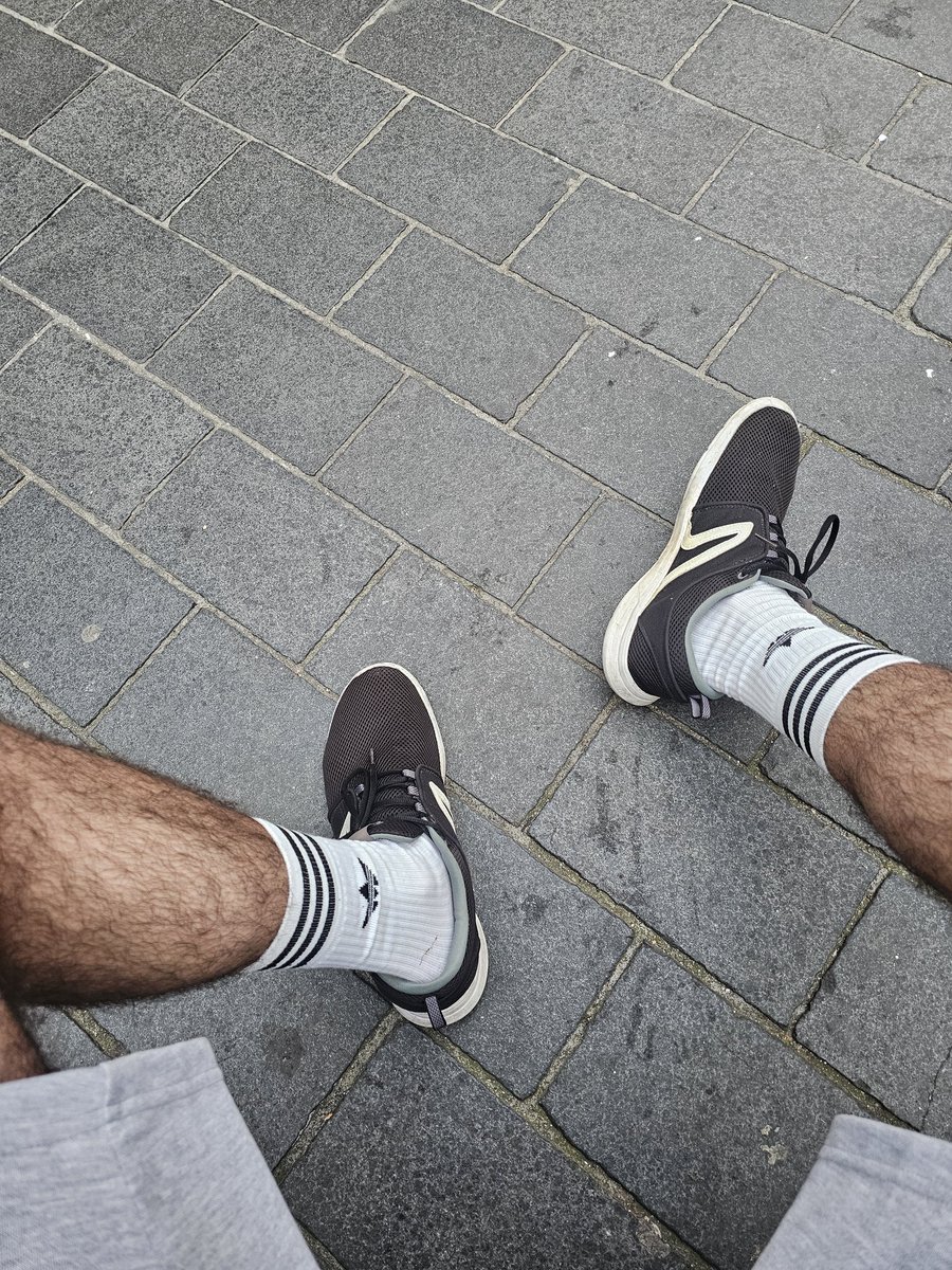 BrainTopMaster's tweet photo. 🔥😈🥵😈🔥

Quel gros pigeon vien se caler entre mes poilue ? Juste là, à mes pieds 🥵 https://t.co/qzVq7muGse
