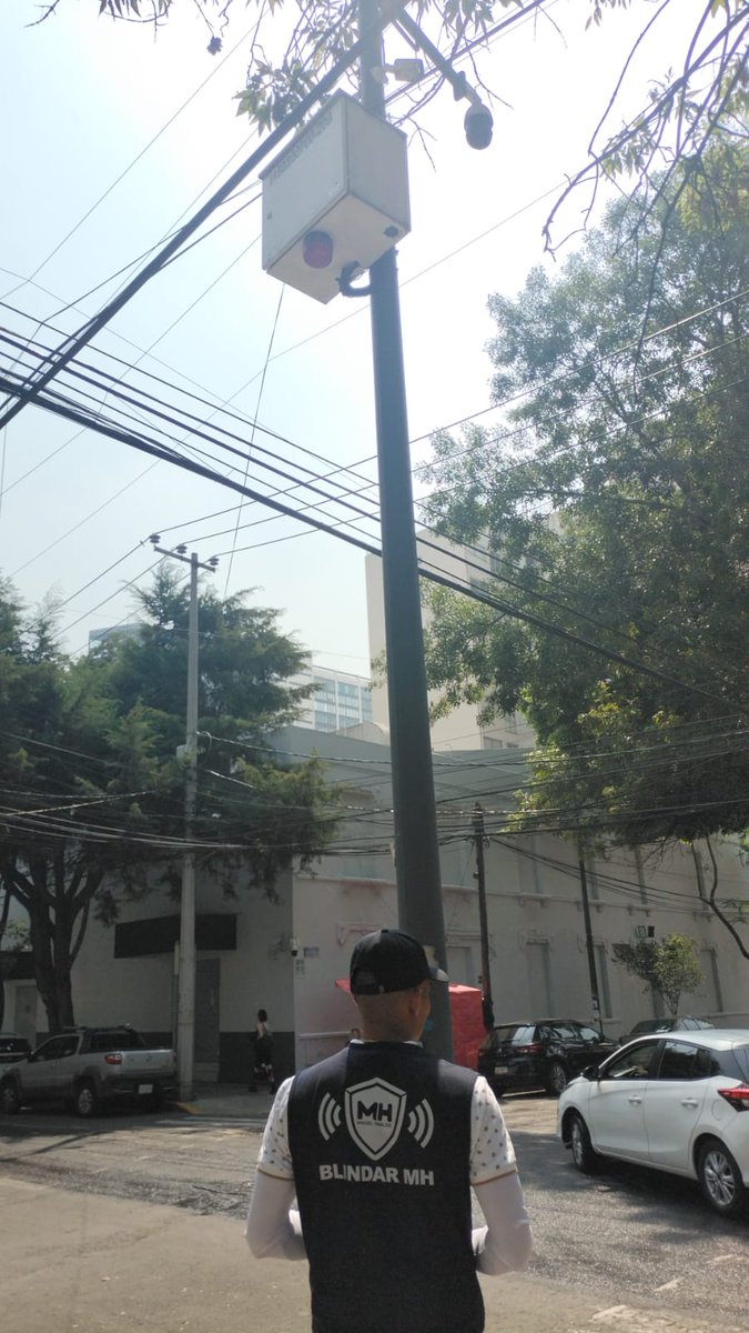 BlindarMH's tweet photo. 🚨📹 En seguimiento a las acciones de supervisión en @AlcaldiaMHmx, personal de la #CSCMH realizó recorridos en la col. Verónica Anzures para verificar el funcionamiento de las cámaras de videovigilancia y fortalecer la atención preventiva en distintos puntos de la zona.
🔄 De forma continua, se llevan a cabo revisiones en diferentes colonias de la demarcación para contribuir a espacios más seguros y mantener cercanía con vecinas y vecinos.
@mauriciotabe
@GomezZalce
#BlindarMH 🛡️