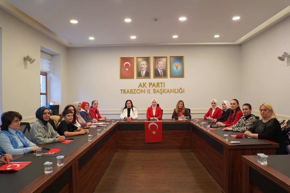 ayfercihan's tweet photo. 📍AK Parti Trabzon İl Başkanlığı

Haftalık olağan toplantımızı; al bayrağımızın gölgesinde, birlik ve beraberliğimizin gücüyle gerçekleştirdik. 🇹🇷

Vatanımız, milletimiz ve güçlü Türkiye idealimiz için azimle çalışmaya; gönüllere dokunmaya, sahada ve teşkilatımızla birlikte üretmeye devam ediyoruz. Haftalık çalışma programlarımızı değerlendirdiğimiz toplantımızın hayırlara vesile olmasını diliyorum.

Bu vesileyle; istiklal mücadelemizin simgesi olan 19 Mayıs Atatürk’ü Anma, Gençlik ve Spor Bayramı’mızı kutluyor, geleceğimizin teminatı gençlerimize başarılarla dolu bir ömür diliyorum. 🇹🇷

#19Mayıs
#KadınlaMümkün
#TürkiyeYüzyılı