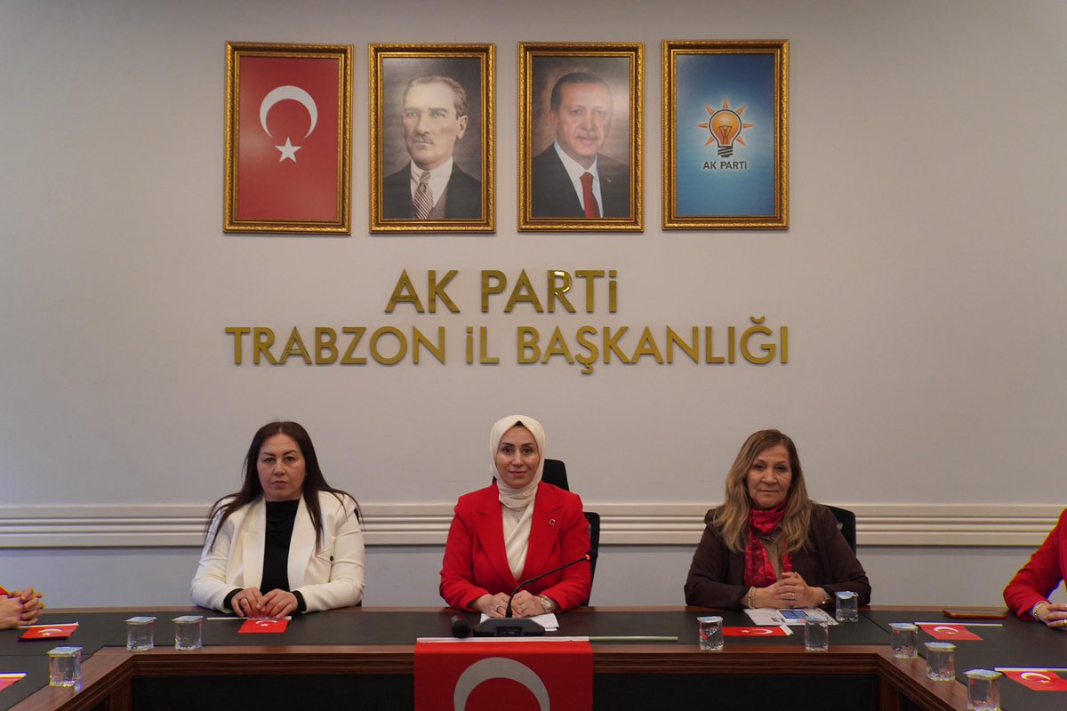 ayfercihan's tweet photo. 📍AK Parti Trabzon İl Başkanlığı

Haftalık olağan toplantımızı; al bayrağımızın gölgesinde, birlik ve beraberliğimizin gücüyle gerçekleştirdik. 🇹🇷

Vatanımız, milletimiz ve güçlü Türkiye idealimiz için azimle çalışmaya; gönüllere dokunmaya, sahada ve teşkilatımızla birlikte üretmeye devam ediyoruz. Haftalık çalışma programlarımızı değerlendirdiğimiz toplantımızın hayırlara vesile olmasını diliyorum.

Bu vesileyle; istiklal mücadelemizin simgesi olan 19 Mayıs Atatürk’ü Anma, Gençlik ve Spor Bayramı’mızı kutluyor, geleceğimizin teminatı gençlerimize başarılarla dolu bir ömür diliyorum. 🇹🇷

#19Mayıs
#KadınlaMümkün
#TürkiyeYüzyılı