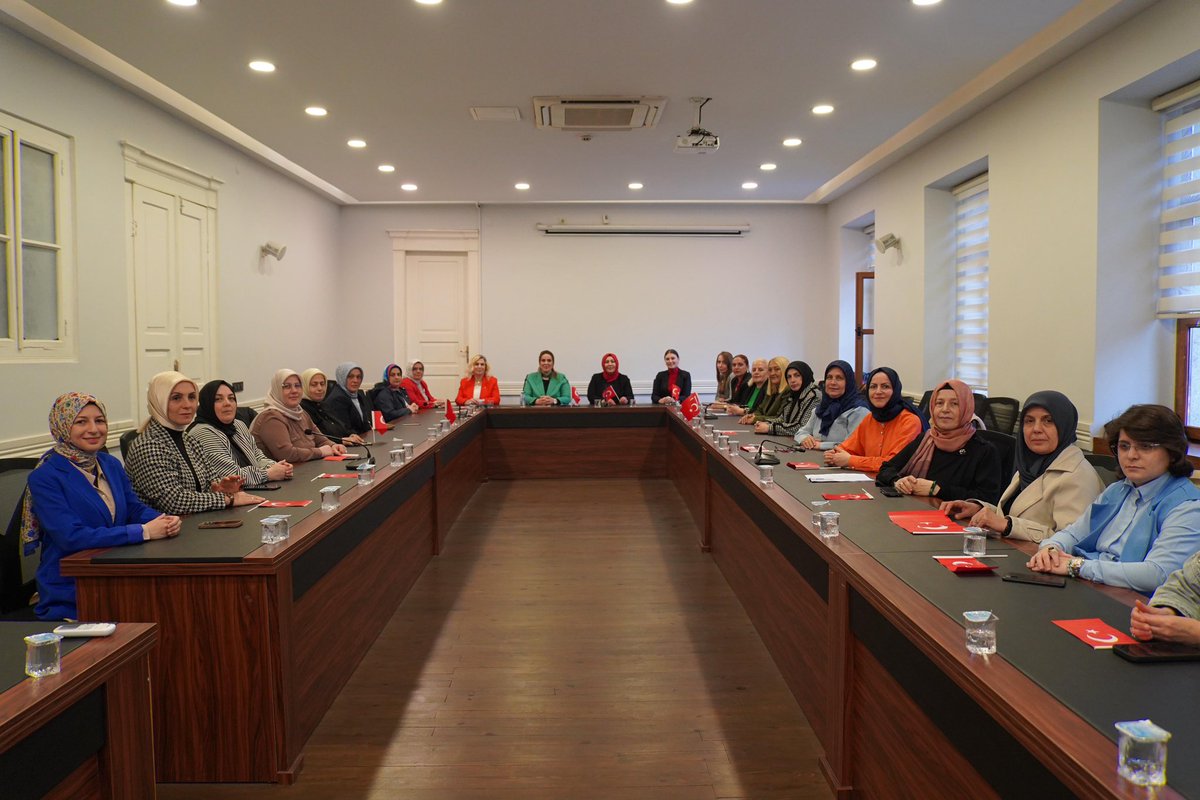 ayfercihan's tweet photo. 📍AK Parti Trabzon İl Başkanlığı

Haftalık olağan toplantımızı; al bayrağımızın gölgesinde, birlik ve beraberliğimizin gücüyle gerçekleştirdik. 🇹🇷

Vatanımız, milletimiz ve güçlü Türkiye idealimiz için azimle çalışmaya; gönüllere dokunmaya, sahada ve teşkilatımızla birlikte üretmeye devam ediyoruz. Haftalık çalışma programlarımızı değerlendirdiğimiz toplantımızın hayırlara vesile olmasını diliyorum.

Bu vesileyle; istiklal mücadelemizin simgesi olan 19 Mayıs Atatürk’ü Anma, Gençlik ve Spor Bayramı’mızı kutluyor, geleceğimizin teminatı gençlerimize başarılarla dolu bir ömür diliyorum. 🇹🇷

#19Mayıs
#KadınlaMümkün
#TürkiyeYüzyılı