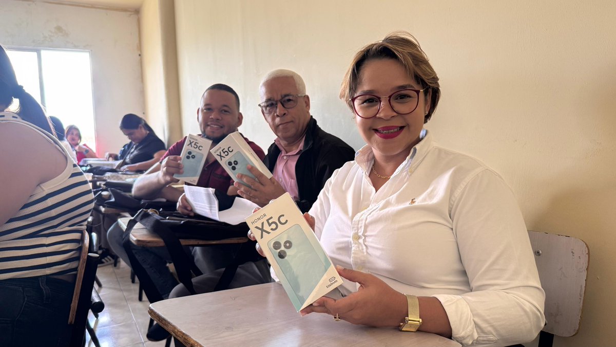 Indotel's tweet photo. Canasta Digital Social 3.0 llega al sur del país 🇩🇴📲

Seguimos llevando la tecnología al servicio de la gente, impactando las provincias de Azua, San José de Ocoa y el municipio de Nizao, en Peravia, con acceso a conectividad, dispositivos móviles y alfabetización digital. https://t.co/xcPA6XtHV0