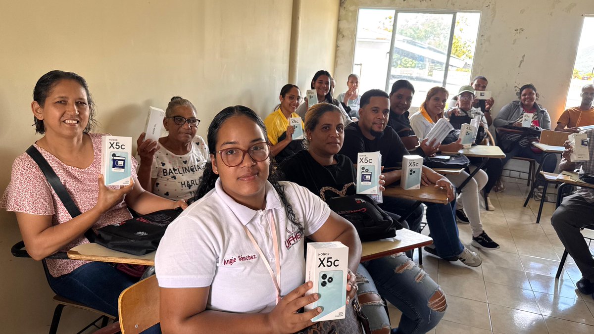 Indotel's tweet photo. Canasta Digital Social 3.0 llega al sur del país 🇩🇴📲

Seguimos llevando la tecnología al servicio de la gente, impactando las provincias de Azua, San José de Ocoa y el municipio de Nizao, en Peravia, con acceso a conectividad, dispositivos móviles y alfabetización digital. https://t.co/xcPA6XtHV0