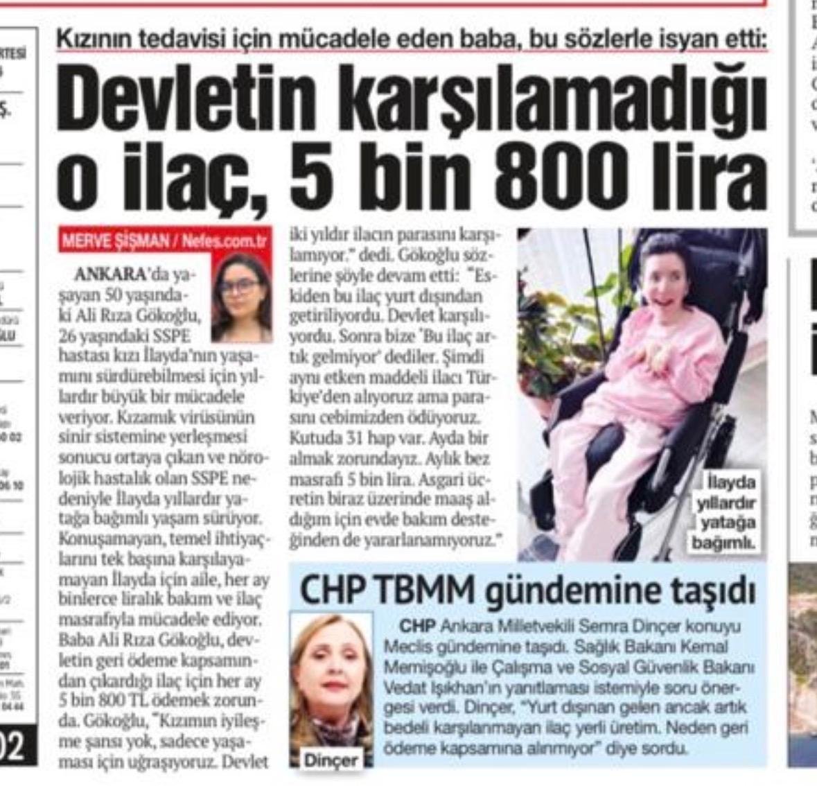 mervsismn's tweet photo. #ÖZELHABER I Kızının tedavisi için mücadele eden baba, bu sözlerle isyan etti: "Devletin karşılamadığı o ilaç, 5 bin 800"

Bir baba düşünün… Kızına sadece babalık yapmıyor; hem bakıcı, hem hasta refakatçisi, hem de sosyal devletin çekildiği yerde tek başına ayakta duran bir insan oluyor. 

Yatağa bağımlı kızı İlayda’nın ilacı iki yıl öncesine kadar devlet tarafından karşılanırken bugün “gerekçe” bile sunulmadan aileye verilmiyor.

Bir kutu ilaç 5 bin 800 lira… Mama, bez, bakım masrafı zaten başlı başına bir yük. Ama asıl ağır olan, “asgari ücretten biraz fazla kazanıyorsun” denilerek bu insanların kaderine terk edilmesi. 

Türkiye’de sosyal yardım sistemi yoksulluğu azaltmıyor, tam tersine insanları yardım alabilmek için daha da yoksullaşmaya mahkum ediyor. 

Çalışanın cezalandırıldığı, hasta çocuğuna bakmaya çalışan ailenin yalnız bırakıldığı bir düzende sorun sadece ekonomi değil, vicdan meselesidir.

Şunu da söylemek lazım... Evet, konu Meclis’e de taşındı. CHP Ankara Milletvekili Semra Dinçer soru önergesi verdi. Ancak Türkiye’de soru önergelerinin akıbetini az çok biliyoruz... Çoğu zaman mevzuat maddeleri sıralanıyor, bürokratik bir cevap yazılıyor ve dosya kapanıyor. İnsan hikayeleri prosedür cümlelerinin arasında kayboluyor.

Bazen haberimi paylaşıp dönüp şu soruyu soruyorum kendime: “Peki şimdi ne değişecek?” Belki hemen hiçbir şey. Ama değişmemesini kabullenmek de sessizce bu düzenin parçası olmak anlamına geliyor. Çünkü bu aile bir istisna değil, sadece görünür olmuş bir örnek.

https://t.co/vpsD1w6AN5