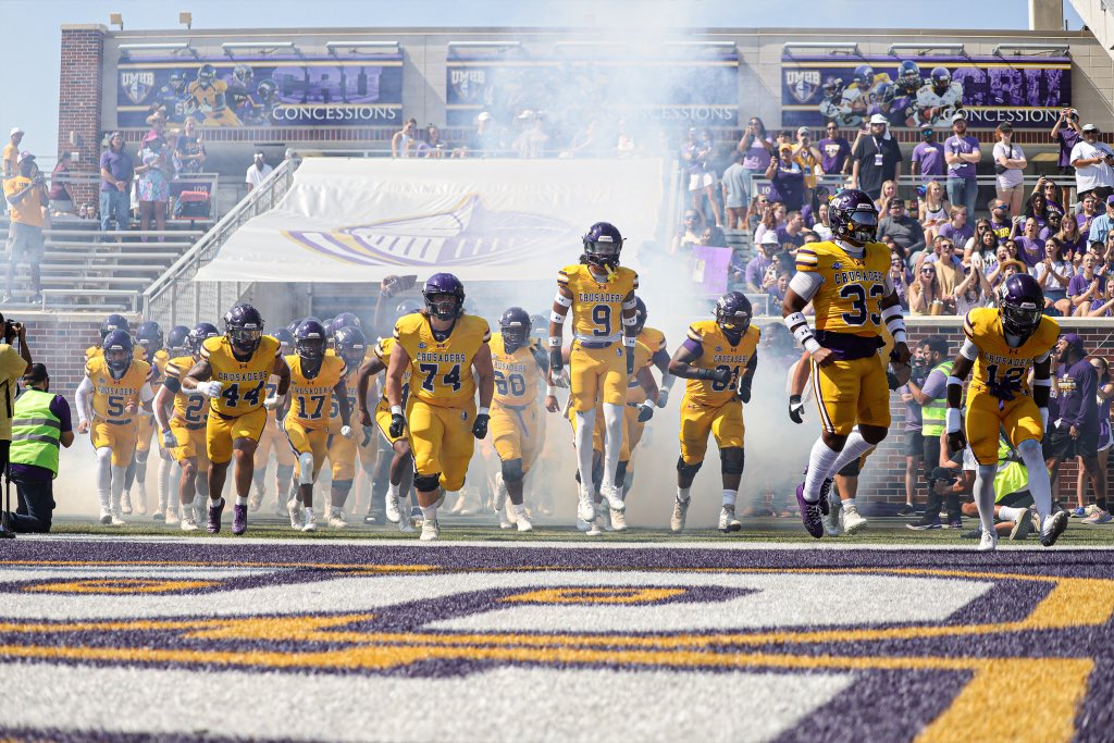 ahmulesfootball's tweet photo. Thank you to Coach Stephen Lee and @CruFootball for stopping by the 0️⃣9️⃣ to recruit the Mules! 
@THSCAcoaches #SLR
🫏🆙 | #HTC | #HeightsWay https://t.co/FIY4HUa2Gf