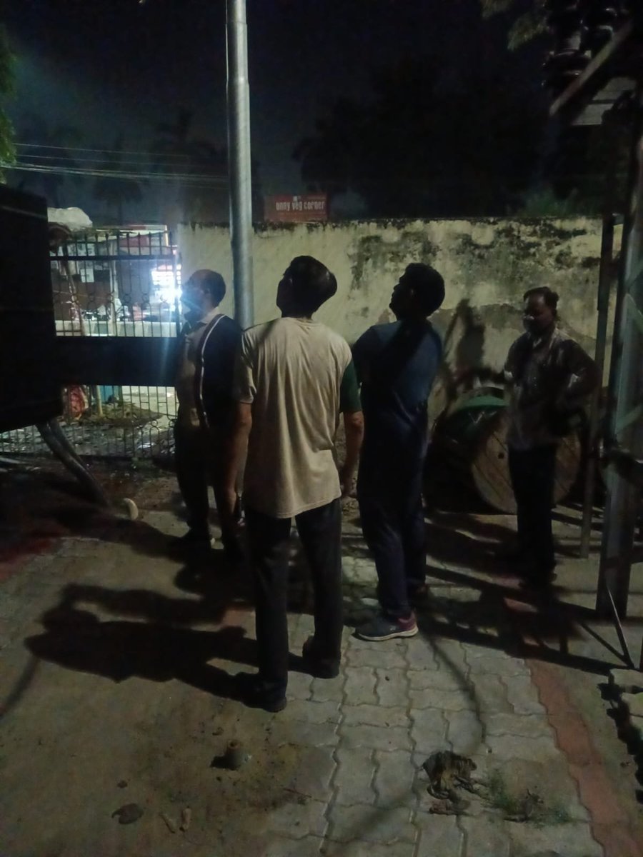 Mvvnlcisgomti2's tweet photo. लखनऊ मध्य क्षेत्र के अंतर्गत 33/11 के0वी0 विद्युत उपकेंद्र पर स्थापित 10 एम0वी0ए0 पावर परिवर्तक की एल0टी0 लीड में आई खराबी को त्वरित रूप से ठीक करते हुए मरम्मत कार्य सफलतापूर्वक संपन्न किया गया। कार्य पूर्ण होने के उपरांत विद्युत आपूर्ति को सामान्य कर उपभोक्ताओं को निर्बाध बिजली उपलब्ध कराई गई।@myogioffice @aksharmaBharat @CMOfficeUP @MVVNLHQ @MVVNLmd @mduppcl @ChairmanUppcl @UPPCLLKO @ashish_for_u @UppclMedia