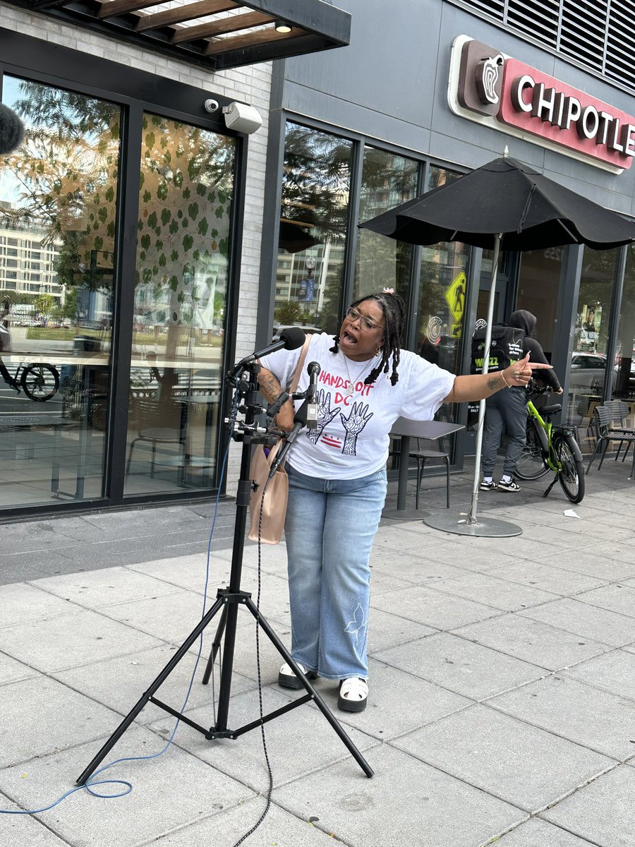 maustermuhle's tweet photo. In response, Frankie Seabron from @HarrietsDreams says that a teen curfew isn’t the answer, but rather what’s needed is more youth programming. She’s very critical of McDuffie’s support of the curfew. https://t.co/pklCeiR88w