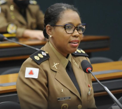 andreiadejesuus's tweet photo. Pela primeira vez na história, uma MULHER PRETA vai comandar a PMMG.

A nomeação da coronel Cleide Barcelos é um marco para Minas Gerais e para tantas meninas negras que cresceram sem se ver nos espaços de poder.

Que esse passo represente também mais compromisso com direitos humanos, combate ao racismo e valorização da vida. ✊🏿