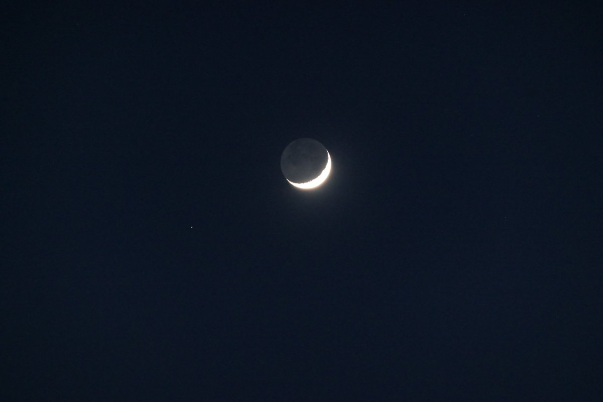 pasqualeb's tweet photo. Nel cielo di #Napoli stasera. 
#Luna #Giove #Venere
#Moon #Jupiter #Venus https://t.co/Ez9wtvOqEc