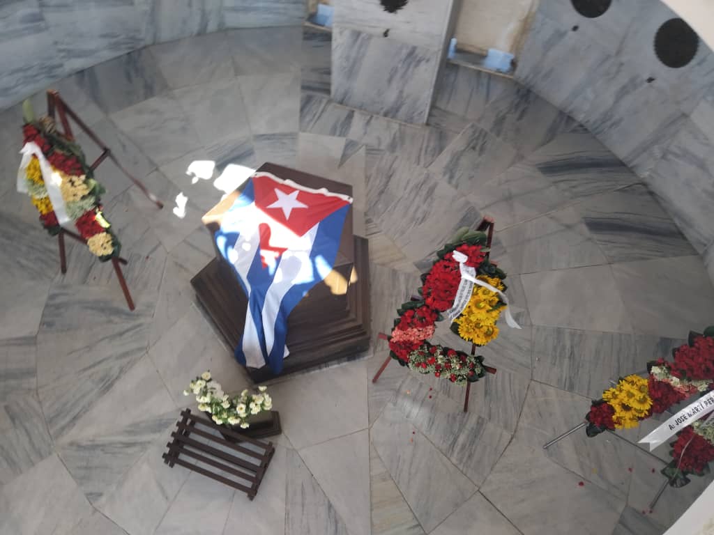 Serpo1406's tweet photo. Los #portuariosdeloriente se dieron cita en el cementerio Santa Ifigenia para rendirle tributo a nuestro Apóstol. Frente a la tierra que guarda sus restos, depositamos una ofrenda floral y el compromiso de mantener vivo su legado.
#SantiagodeCuba
#gemar
#MITRANS https://t.co/kJxoR0qG5s