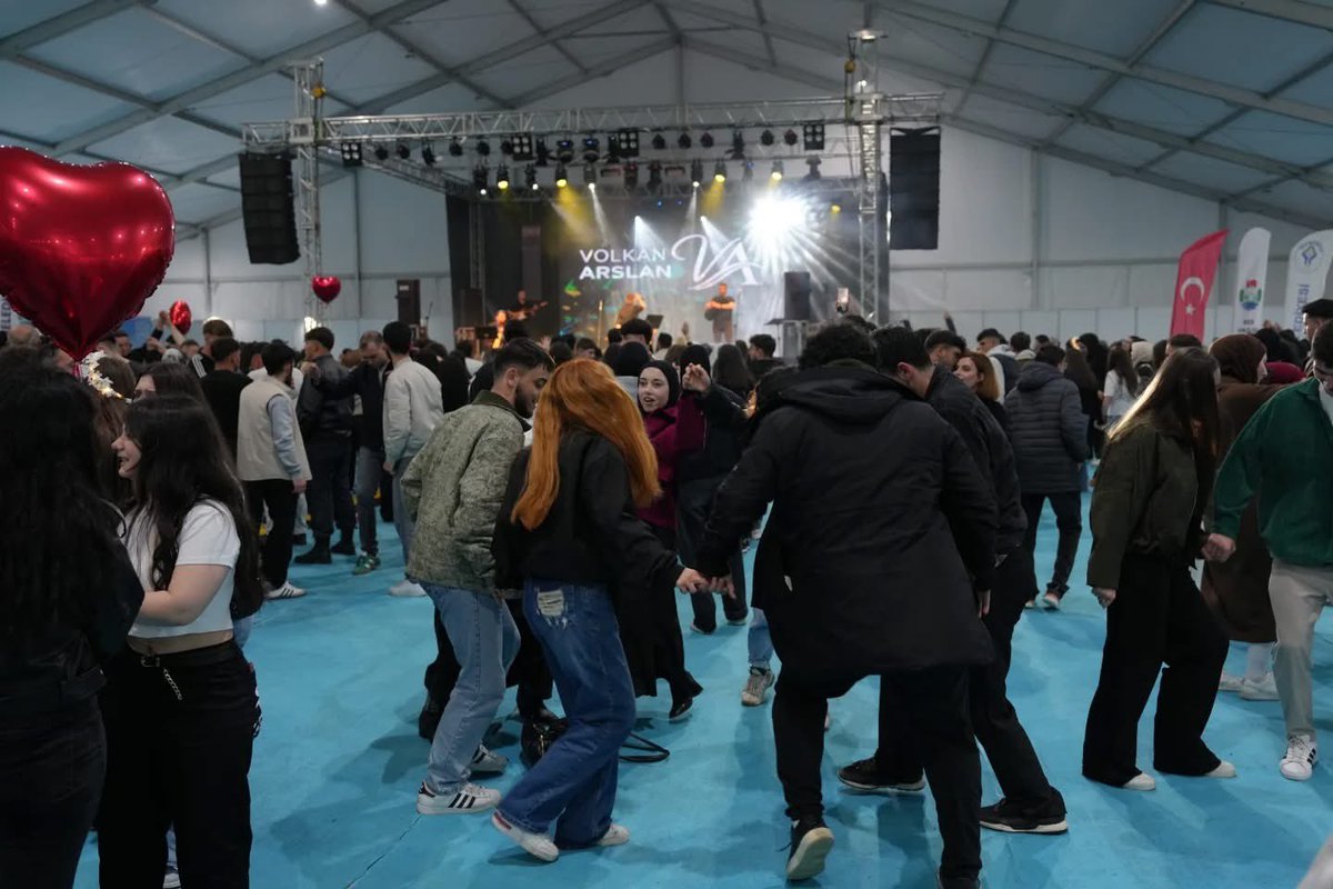 ribegem's tweet photo. 🎶✨ Gençlik Şöleni, Volkan Arslan Sahne Gösterisiyle  Sona Erdi 🎤🎸

RİBEGEM 10. Yıl Gençlik Şöleni kapsamında, birbirinden güzel performanslarla gençlere müzik dolu anlar yaşatıldı. 🌟 https://t.co/bnpAKPVbWe