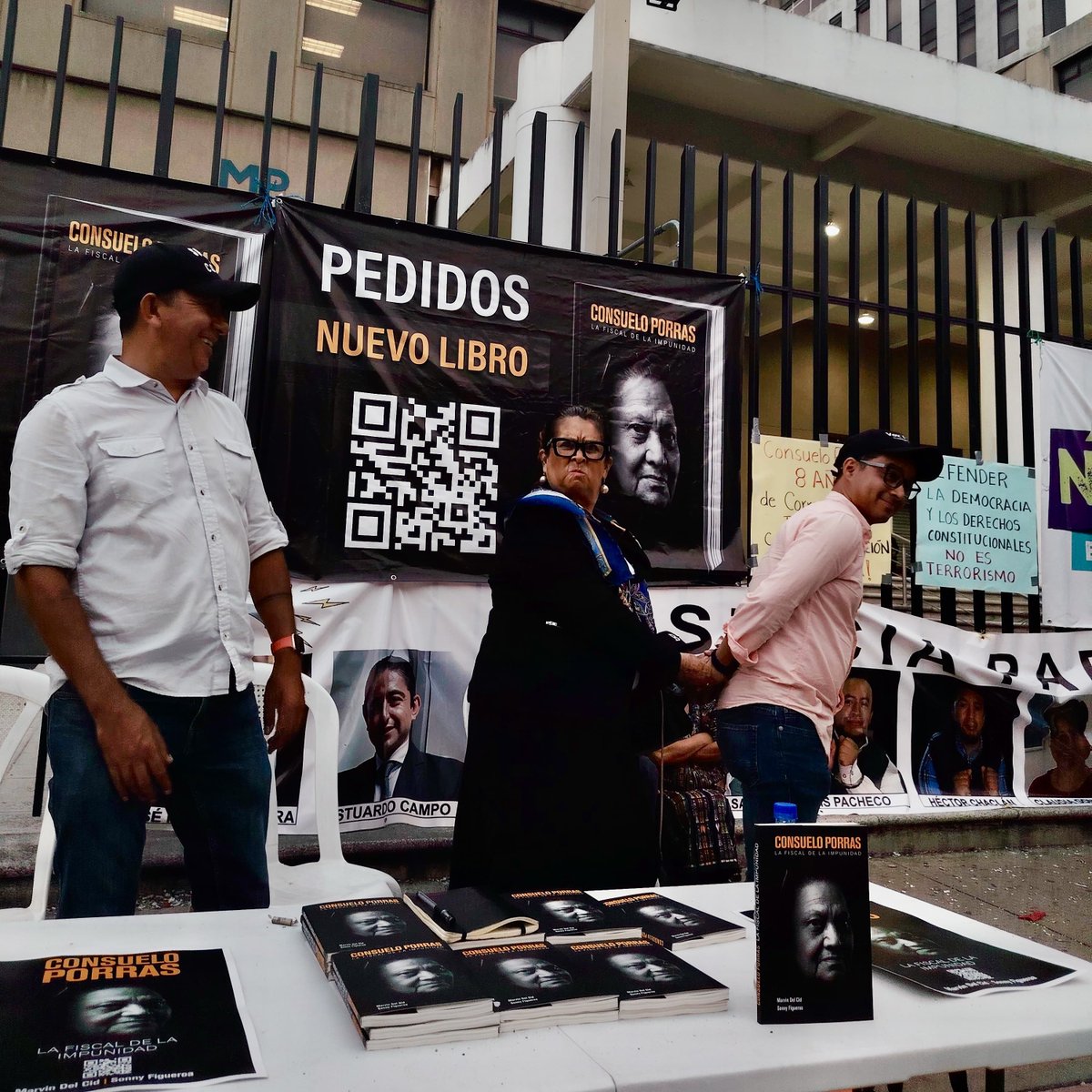 Sonny_Figueroa's tweet photo. A Consuelo Porras no le gusta nuestro nuevo libro #LaFiscalDeLaImpunidad 

Pedidos a los WhatsApp ⬇️ 

https://t.co/RBuYUTU5PQ 
https://t.co/7DtGya7wqs https://t.co/uWKvk77FeH
