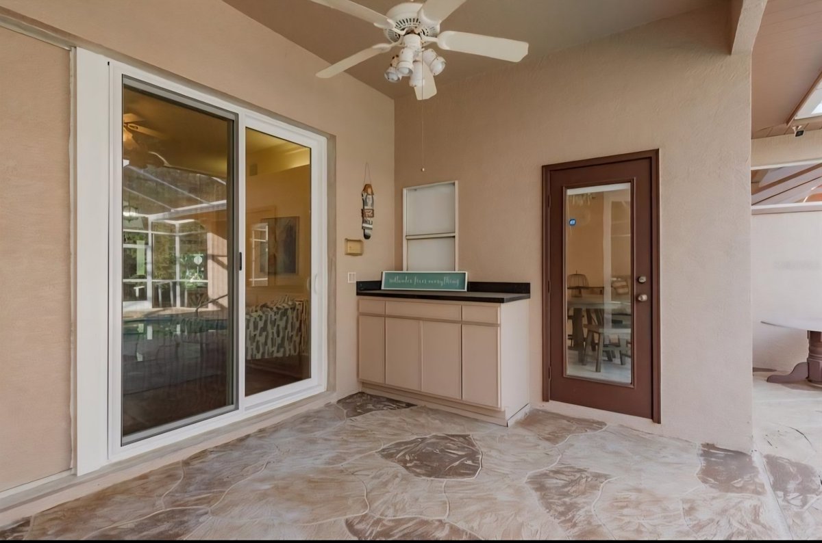 JPWayne4's tweet photo. What a gem and true touch of modern luxury for only $1.5M. 

What do you hey for $1.5M? True elegance. Just examine these updated kitchen and bathrooms, for example. And don't forget the outdoor wet bar! https://t.co/nx1yK2ea58