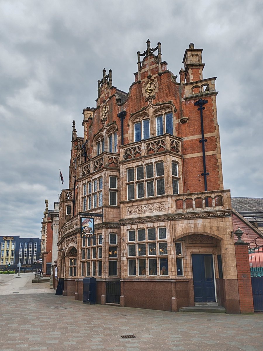 HullImages's tweet photo. The beautiful Punch Hotel on Carr Lane.

@VisitHull #hull #travel #architecture #photography https://t.co/WALkEAMoK0