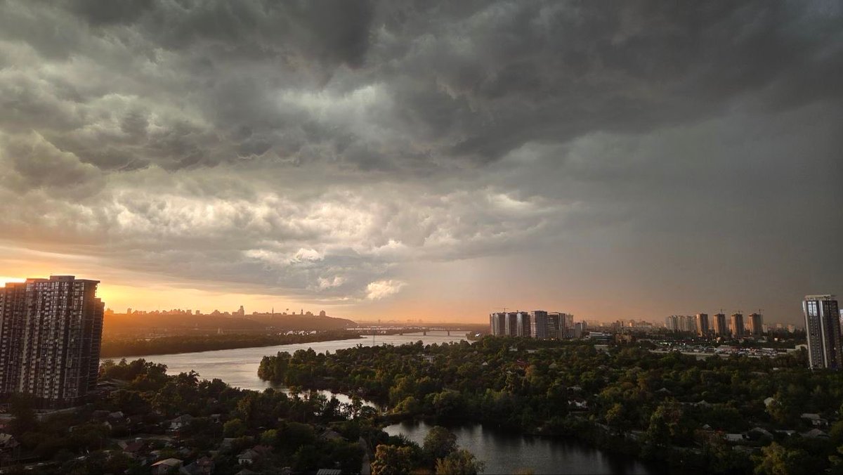 SabineFreizer's tweet photo. Kyiv in tonight’s storm… 
Thank you Anna from my amazing @unwomenukraine team, thank you all every night! https://t.co/JJ005r2ZZE