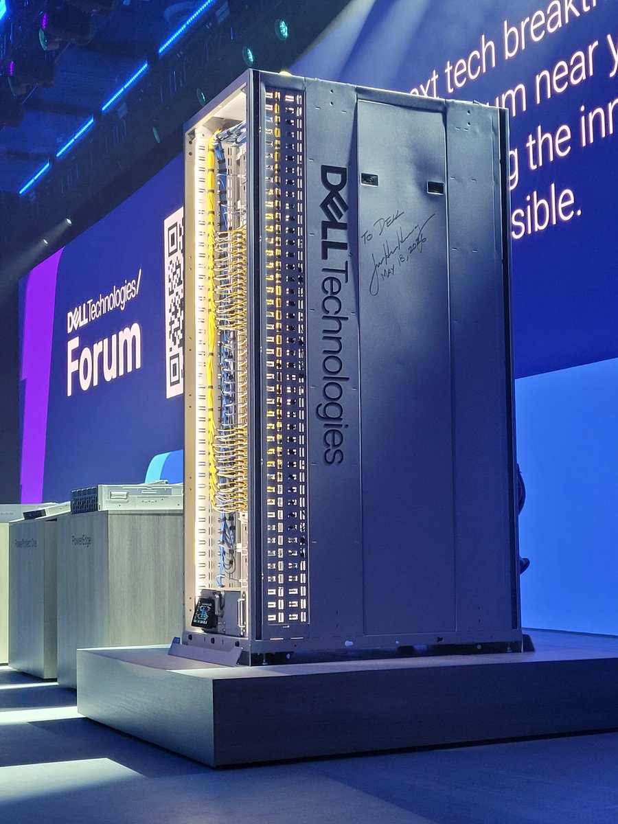 ChristaSemko's tweet photo. Spotted at #delltechworld #iwork4dell https://t.co/9fOO24C8Ds