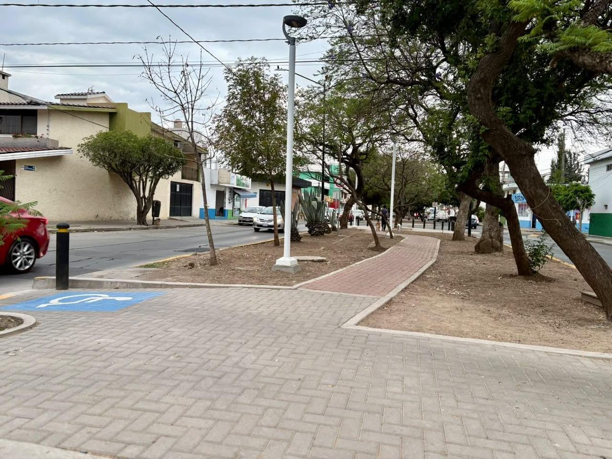SIMDS_LEON's tweet photo. Seguimos trabajando de la mano de la ciudadanía para hacer realidad obras que transforman colonias 🤩. 

A través de la participación de las y los vecinos en
#ParticipaLeón se logró la primera etapa de renovación del camellón de la colonia Azteca.🙌#ALeónLeVaBien y #VamosPorMás https://t.co/H7O33hcLJy