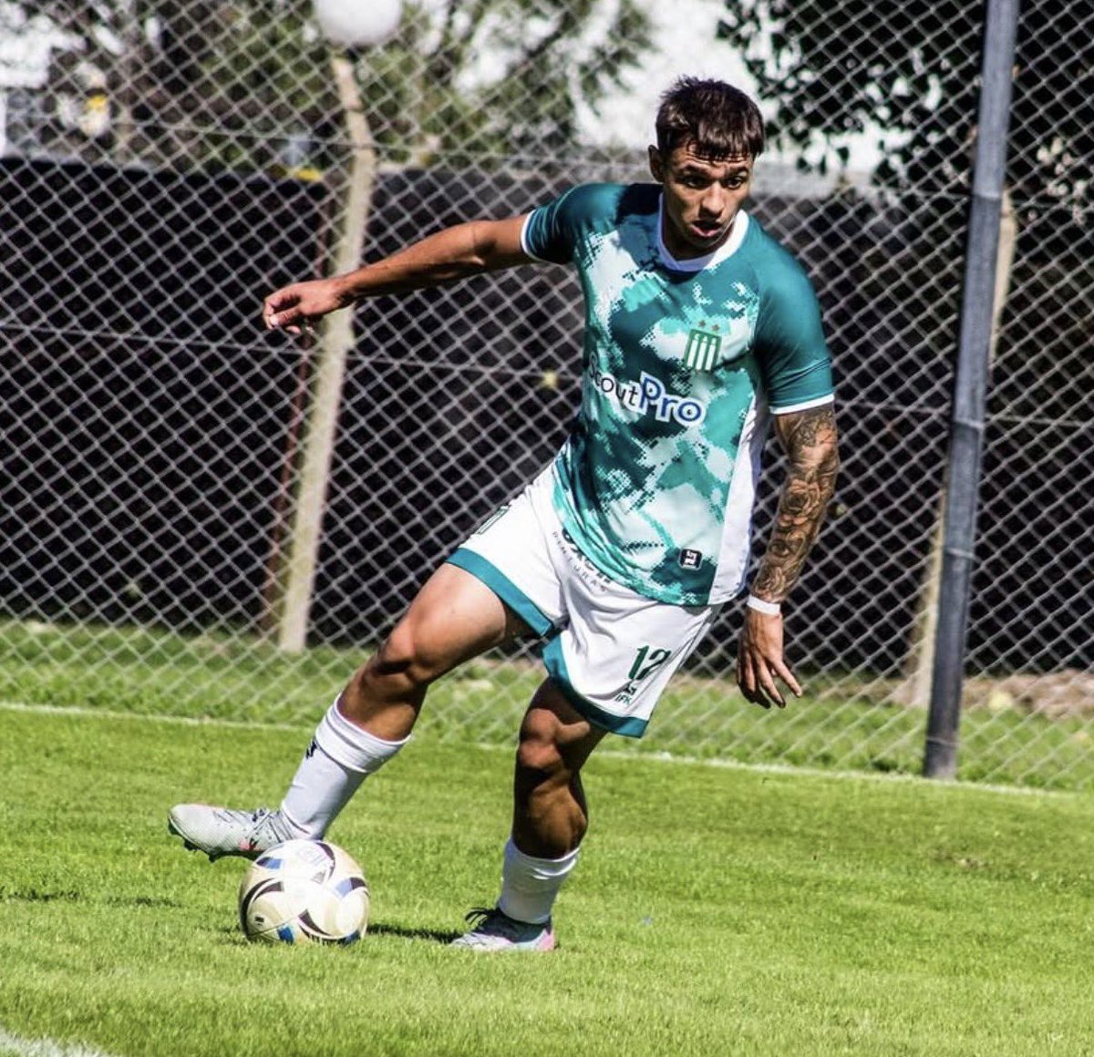 HisDeInferiores's tweet photo. ⚽️🇳🇬 Fabrizio Bello hizo a los 91 MINUTOS el 2-1 de la Reserva de Excursionistas vs. Flandria 

🎯 El delantero categoría 2006 convirtió para la REMONTADA por la Tercera B https://t.co/vhq10iHHIP