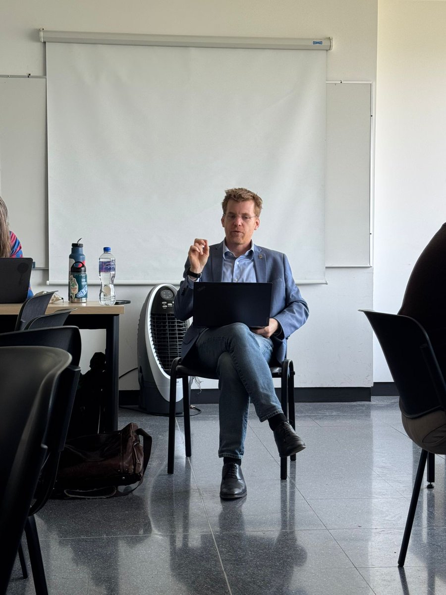 GlobalFCPyS's tweet photo. Así vivimos el taller “Getting Published in the Social Sciences” con el profesor Jean-Frédéric Morin. Un espacio clave para resolver dudas sobre el proceso editorial, la selección de revistas y cómo potenciar el impacto de nuestras investigaciones. 🎓✨ https://t.co/tBTVcwan2R