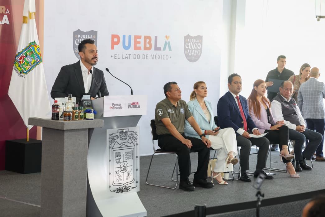 SSPGobPue's tweet photo. Con firmeza y sin espacio para la impunidad, el @Gob_Puebla mantiene acciones coordinadas para esclarecer los hechos ocurridos en Tehuitzingo y detener a las personas responsables.

Durante la rueda de prensa, el secretario de Seguridad Pública, vicealmirante Francisco Sánchez González, señaló que este caso es atendido con total prioridad y con el compromiso de que se haga justicia.

La @FiscaliaPuebla informó que una persona ya fue detenida y que la principal línea de investigación apunta a una disputa de tierras en la zona.

Como lo ha reiterado el gobernador @armentapuebla_, en Puebla la violencia no se tolera bajo ninguna circunstancia.

Más información: https://t.co/oNO1ozysdc