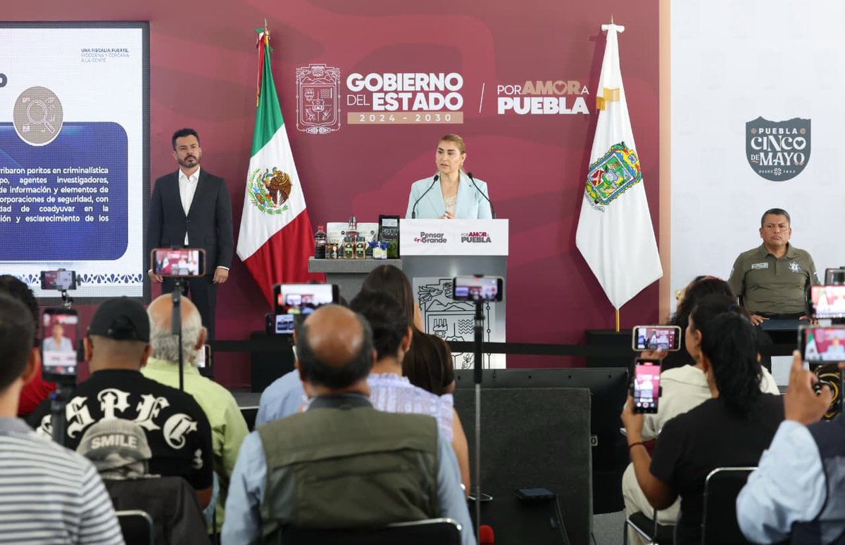 SSPGobPue's tweet photo. Con firmeza y sin espacio para la impunidad, el @Gob_Puebla mantiene acciones coordinadas para esclarecer los hechos ocurridos en Tehuitzingo y detener a las personas responsables.

Durante la rueda de prensa, el secretario de Seguridad Pública, vicealmirante Francisco Sánchez González, señaló que este caso es atendido con total prioridad y con el compromiso de que se haga justicia.

La @FiscaliaPuebla informó que una persona ya fue detenida y que la principal línea de investigación apunta a una disputa de tierras en la zona.

Como lo ha reiterado el gobernador @armentapuebla_, en Puebla la violencia no se tolera bajo ninguna circunstancia.

Más información: https://t.co/oNO1ozysdc