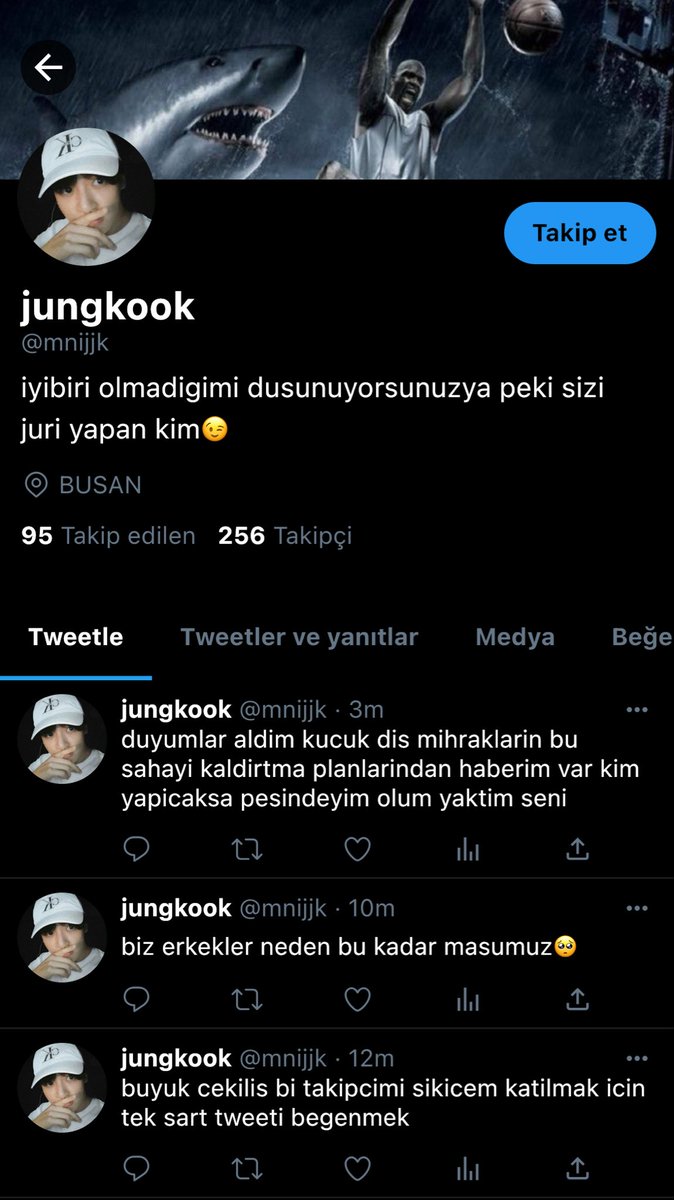 jishilime's tweet photo. jikook au; Maç gürültüsünden sınavı batıran Jimin, futbol sahasını kapattırmak için kampüste imza toplamaya başlar. Sahasını korumaya kararlı kaptan Jungkook ise tribünde görüp vurulduğu o gizemli sarışını aramaktadır. Aradığı meleğin imza avcısı Jimin çıkması ise an meselesidir. https://t.co/7tiva0Ac53