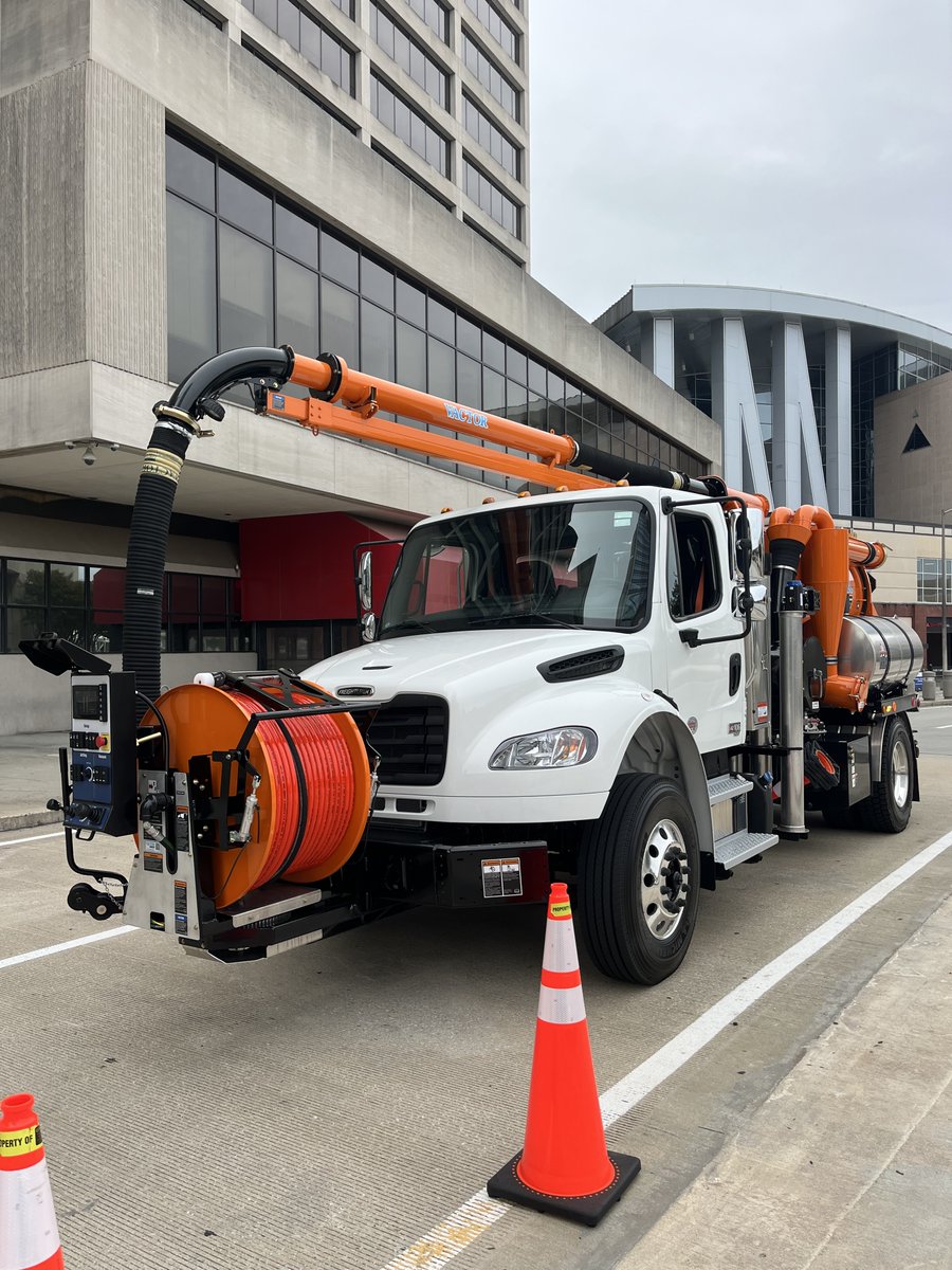 vactormfg's tweet photo. The Vactor iMPACT is engineered for optimal operator comfort and control featuring:
🔷 IntuiTouch Control System
🔷 Low-maintenance Jet Rodder® water pump
🔷 Hose reel that can rotate up to 180° https://t.co/aikeqnbCWn