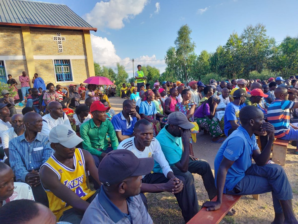 RuhangoDyvcp's tweet photo. ➡️Gucukura ubwiherero bw'umuturage utishoboye
➡️Gusobanurira abaturage   gahunda mbonezamikurire ku bana 
➡️Ubukangurambaga kuri musa
➡️Kugira uruhare mu kwicungira umutekano kandi hatangirwa amakuru ku gihe dukumira ibyaha nibyo byaranze Abakorerabushake ba @RuhangoDistrict https://t.co/RcEQpv9NWI