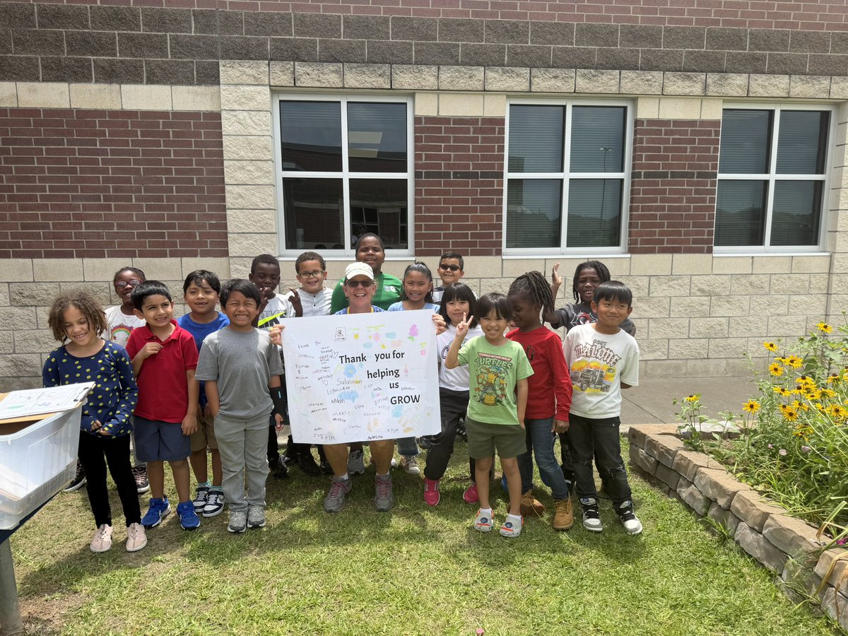 MsHamannRTGG's tweet photo. Thank you 💚 @RAndradeK &amp; @04suzannegarza! It has been a pleasure being your Garden Teacher 🪏 🥔 🥕 at @MRobinsonElem! @readygrowgarden @BraleyRocio https://t.co/KTXMCKWFJY