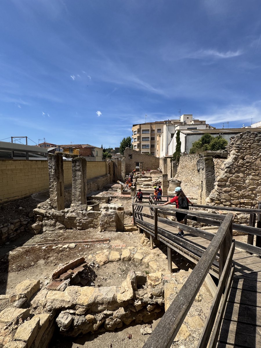 EscolaFlix's tweet photo. Projecte Descobreix per Estimar a la Ribera d’Ebre. Avui l’alumnat de 4t ha fet de guia a tota l’Escola El Tormo de la Torre de l’Espanyol pels elements patrimonials emblemàtics de Flix. 🤩
Gràcies @ccriberaebre @AjuntamentFlix @SocialUnio Assoc. La Cana @BibliotecaFlix 🫶🏼 https://t.co/ZYrEB8A3v9