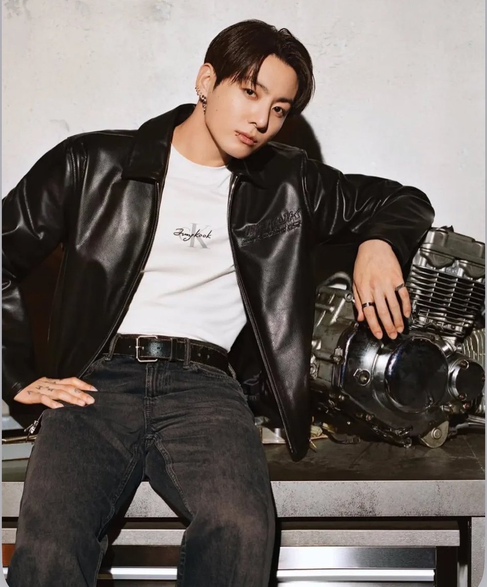 ae_radio's tweet photo. #CalvinKlein acaba de lanzar una nueva campaña creada por #Jungkook 🤩

"Esta colaboración une dos fuerzas culturales en su máximo esplendor, combinando la inconfundible influencia de JK con los icónicos códigos de marca de Calvin Klein para crear algo con un impacto real". https://t.co/67L9lU7qxi