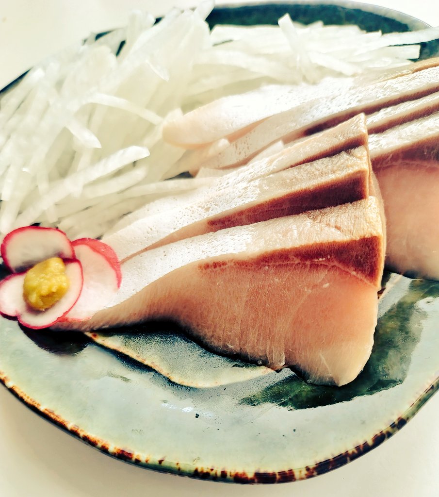 ciaoharuko's tweet photo. 写真映り悪いですが
とろける美味しさのブリのお刺身です🥰 https://t.co/BUM6WVdBs3