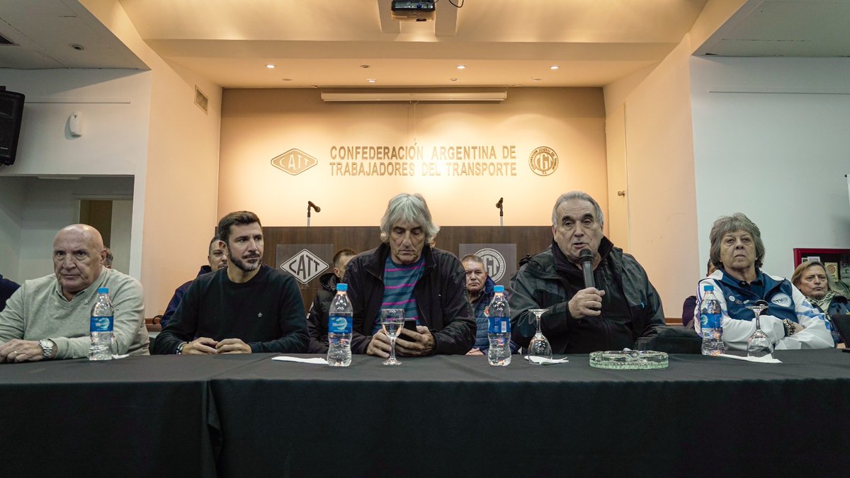 CATToficialok's tweet photo. ESTADO DE ALERTA Y MOVILIZACIÓN 

Con la presencia de nuestra conducción, declaramos el Estado de Alerta y Movilización en la conferencia de prensa que realizamos hoy, ante la crisis que atraviesa todo el sistema de transporte argentino a partir de las medidas del Gobierno Nac. https://t.co/27d5zr8ccP