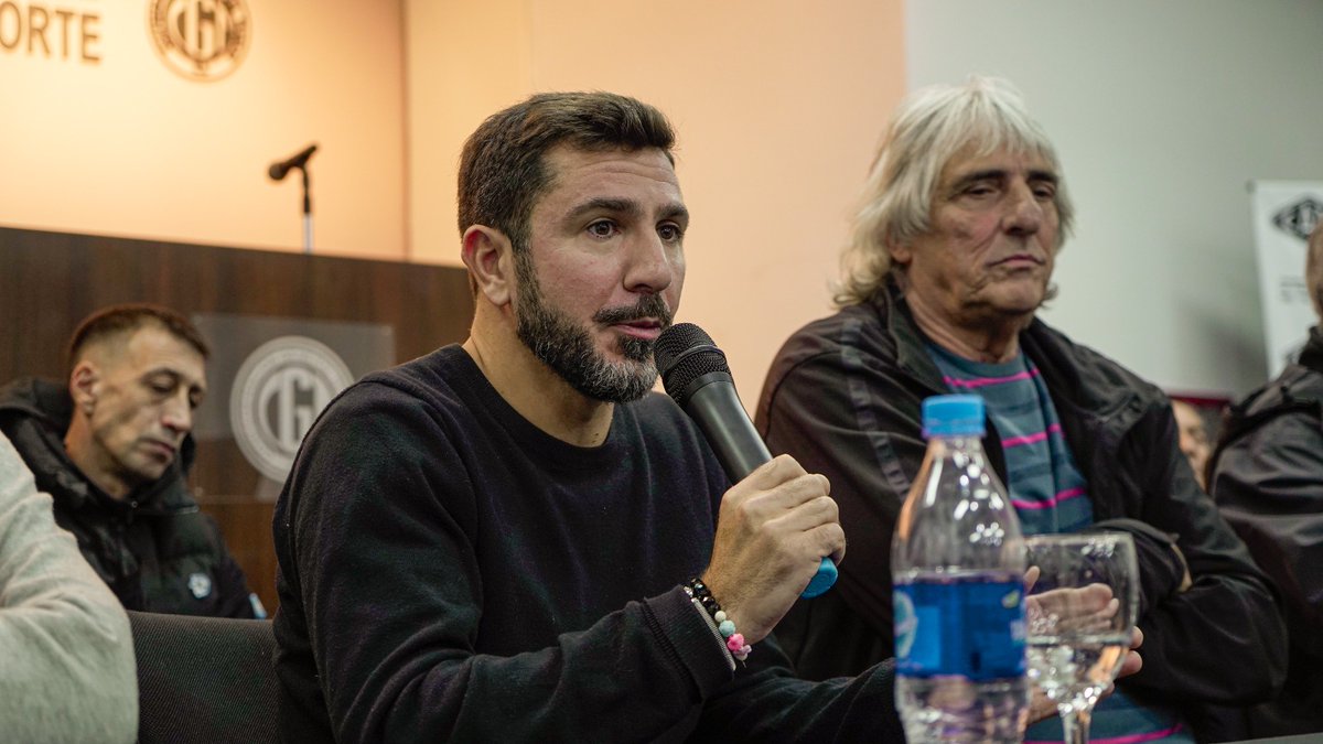 CATToficialok's tweet photo. ESTADO DE ALERTA Y MOVILIZACIÓN 

Con la presencia de nuestra conducción, declaramos el Estado de Alerta y Movilización en la conferencia de prensa que realizamos hoy, ante la crisis que atraviesa todo el sistema de transporte argentino a partir de las medidas del Gobierno Nac. https://t.co/27d5zr8ccP