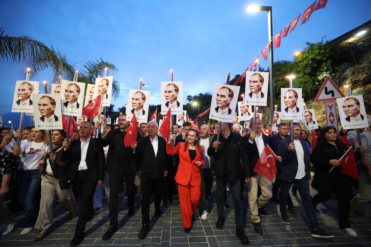 busraozdemirtr's tweet photo. 19 Mayıs’ın o hiç dinmeyen heyecanını, Antalya sokaklarında hep birlikte yaşıyoruz. 🇹🇷

19 Mayıs Atatürk’ü Anma, Gençlik ve Spor Bayramı’mızı coşkuyla kutlamak için İl Başkanı’mız Nail Kamacı (@Nailkamaci), Milletvekillerimiz Cavit Arı (@Mv_CavitAri), Mustafa Erdem (@Mvmustafaerdem), Aykut Kaya (@AykutKaya07), ilçe başkanlarımız, belediye başkanlarımız ve vatandaşlarımızla Fener Alayı eşliğinde Cumhuriyet Meydanı’na yürüdük.