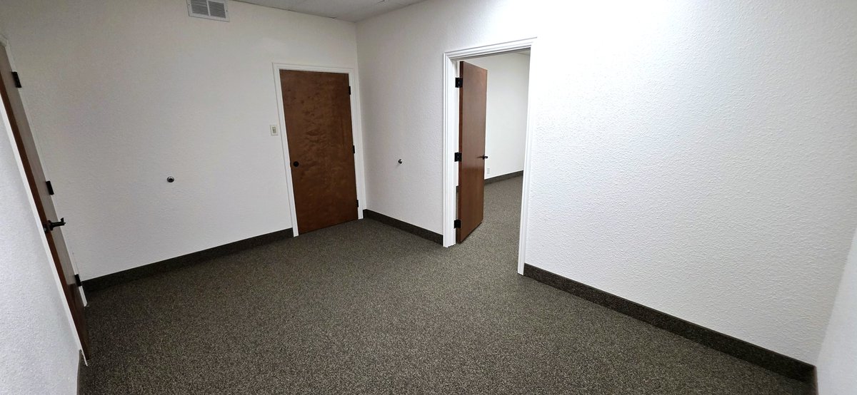 TalleyRents's tweet photo. OFFICE SUITE NOW AVAILABLE FOR LEASE
Suite 204 @ 448 SQFT for Lease w/ (2) offices located on the back corner of the building. Fresh carpet, painted walls &amp; LED lighting.
MOVE-IN READY! Located @ 227 NE Loop 820 Hurst 76053. Call Marco Carrera 817-616-1211 or marco@yardelle.com https://t.co/rYG0a6yxz1