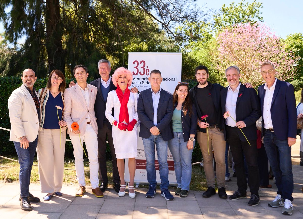 juntsLGTBI's tweet photo. Dissabte 16 de maig vam acudir amb @Junts_BCN i @JuntsXCat al 33è Memorial Internacional de la SIDA.

El nostre més sincer agraïment a la Fundació Projecte dels Noms per l’organització d’un acte tan emotiu i rellevant per recordar, reivindicar i avançar. https://t.co/q6UOH4gCHI