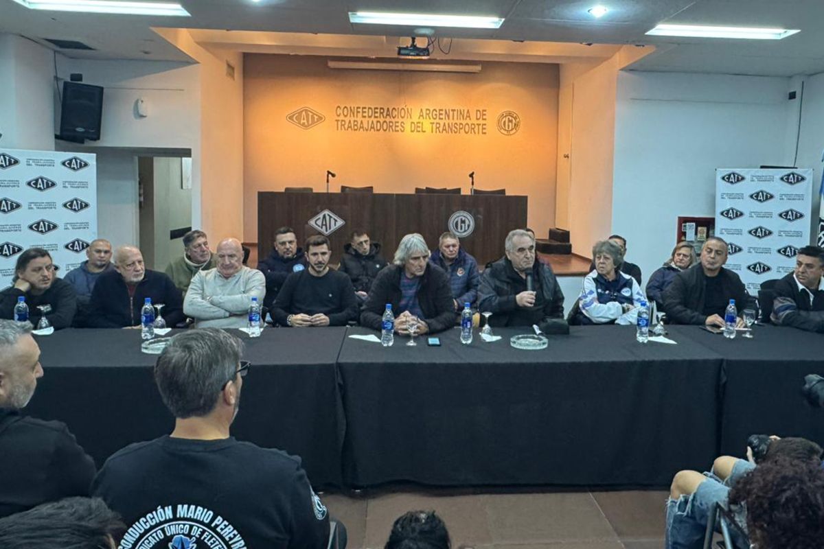 tiempoarg's tweet photo. 🔴 Por el maltrato a pasajeros y la crisis del sistema, declaran alerta y movilización en el transporte https://t.co/1j5yryVn0I https://t.co/f7DUX18qya